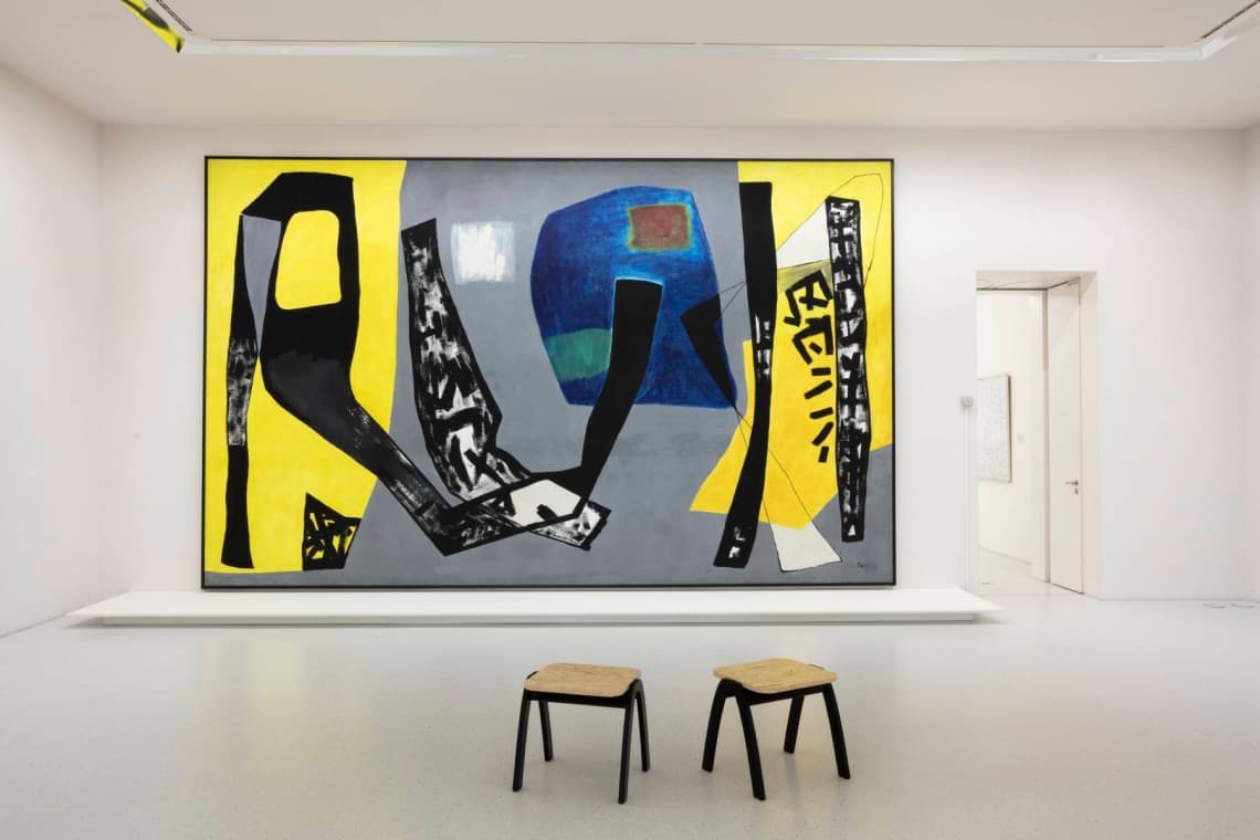 Yellow and black abstract painting on the wall that stands out with its bold colors and shapes.