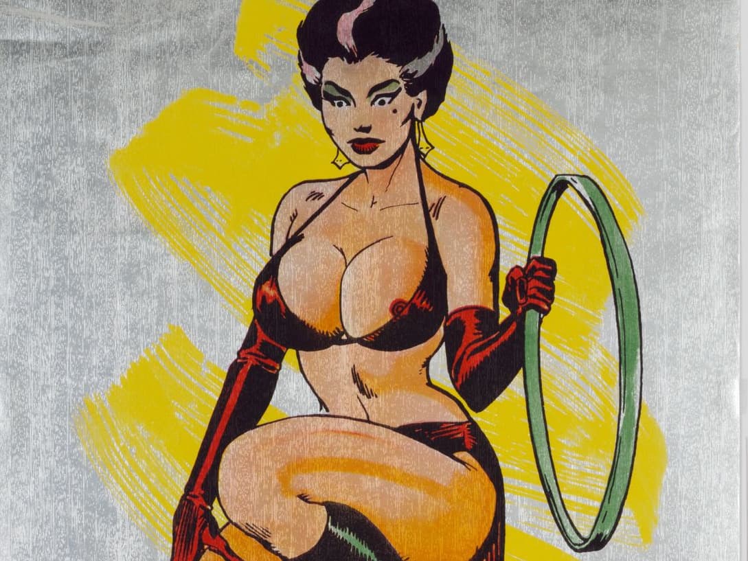 Illustration im Vintage-Comic-Stil einer Frau mit dunklem Haar, die einen Bikini und Handschuhe trägt und einen grünen Reifen vor einem gelben und grauen Hintergrund hält.