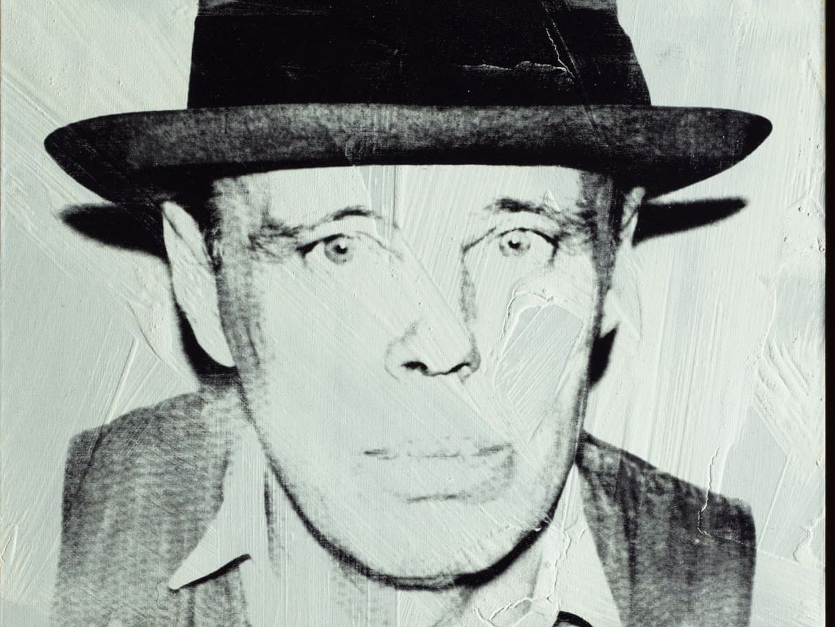 Schwarzweißporträt eines Mannes mit Hut und strukturiertem Überlagerungseffekt auf dem Bild.