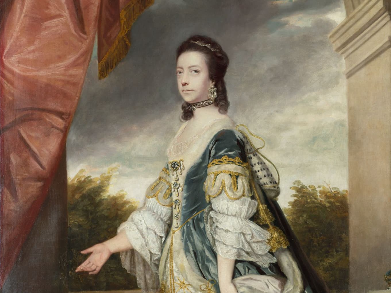 Prachtvoll gekleidete Dame, die den Betrachter direkt ansieht, eingefasst von einem roten Vorhang links und einem architektonichen Element rechts. Den Hintergrund bildet Buschwerk im unteren Bereich des Bildes und ein wolkenverhangener Himmel im oberen Bereich.