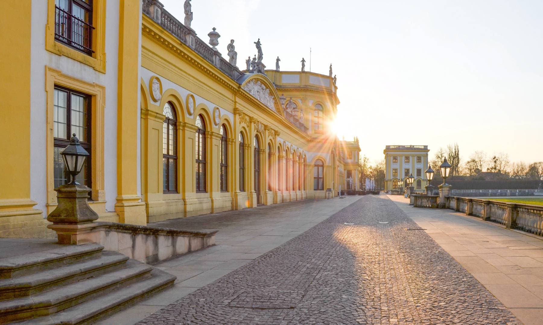 Ansicht der Orangerie bei Sonnenaufgang