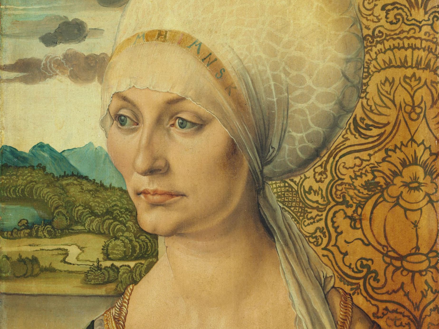 Porträt einer Frau mit weißem Kopfschmuck, verziertem Hintergrund und einer Landschaftsansicht mit Bergen und Bäumen in der Ferne.