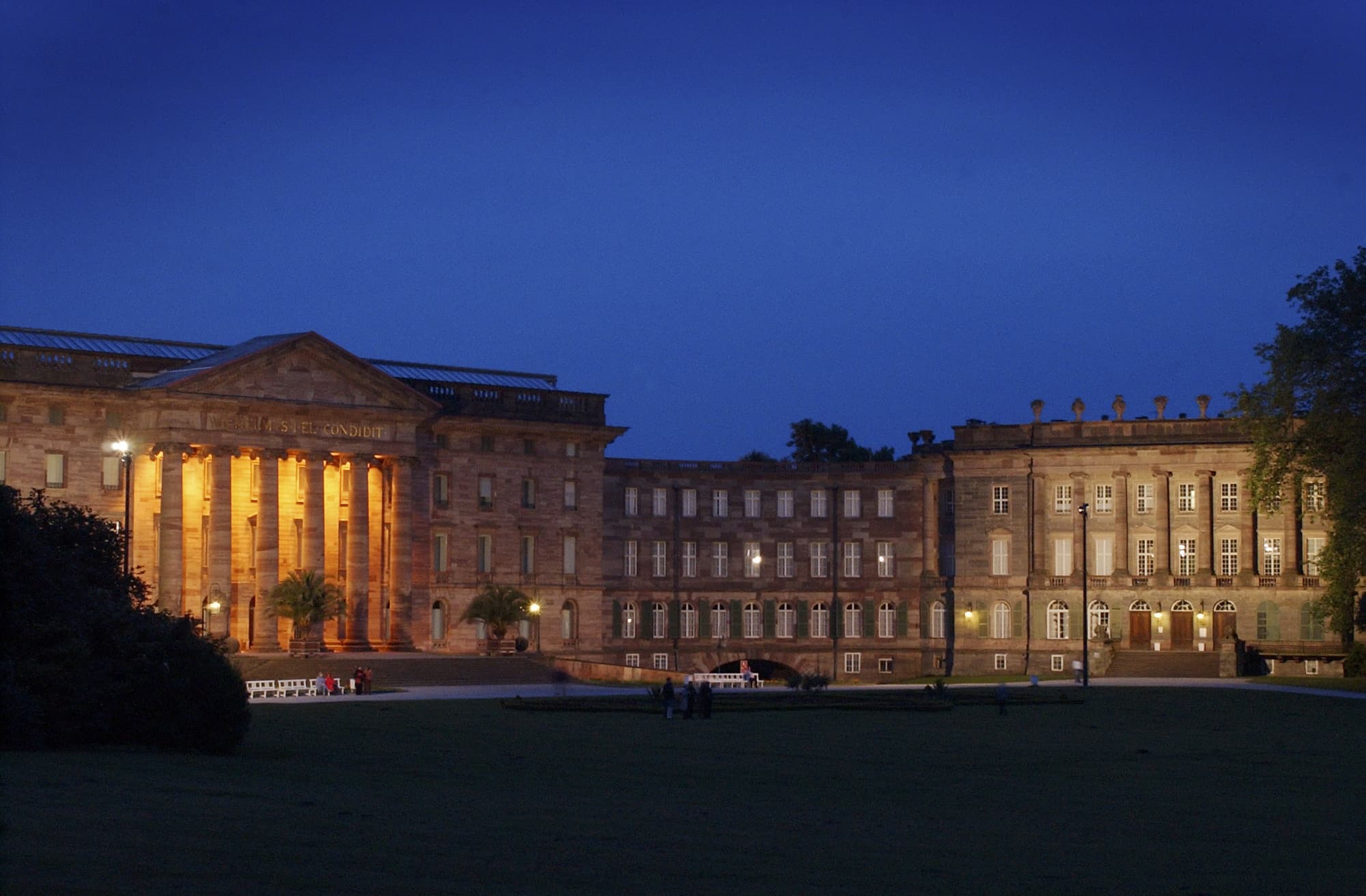 Beleuchtetes Schloss Wilhelmshöhe bei Nacht.
