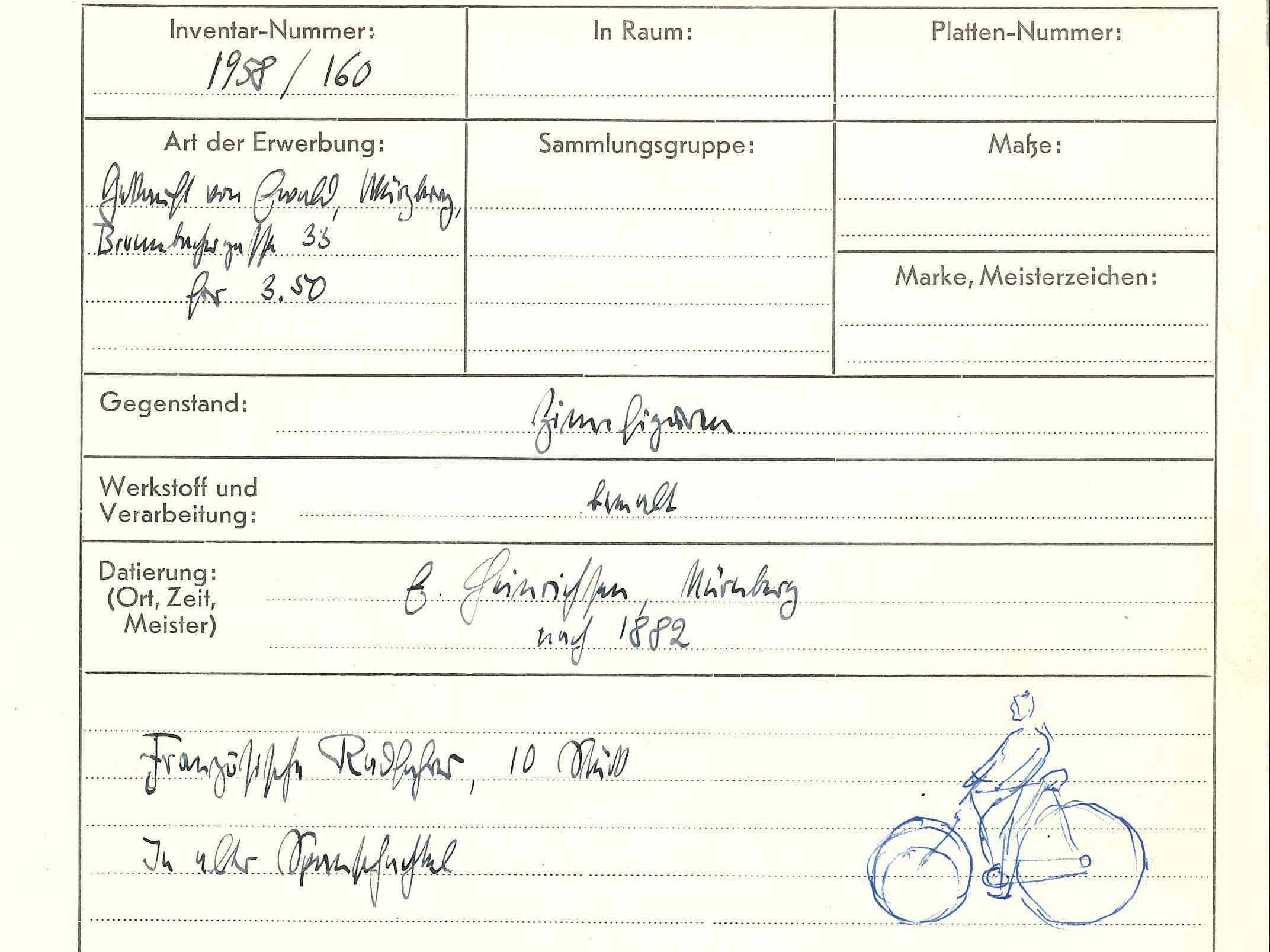 Ein handschriftliches Formular mit Inventardetails, einschließlich Nummern, Erwerbsart und einer Abbildung einer Person auf einem Fahrrad.