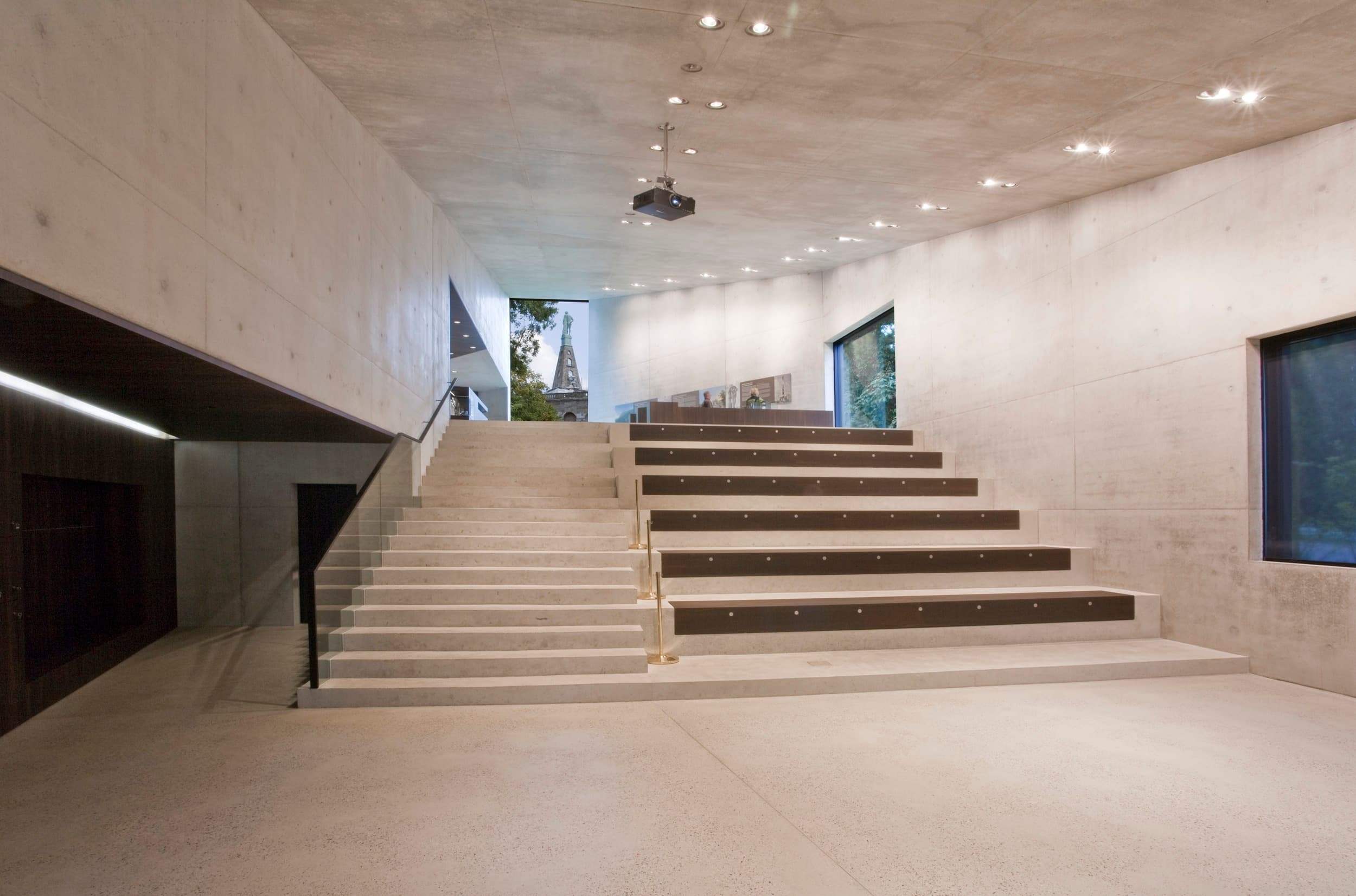 Innenraum des Besucherzentrums Herkules mit Treppen und Sitzstufen