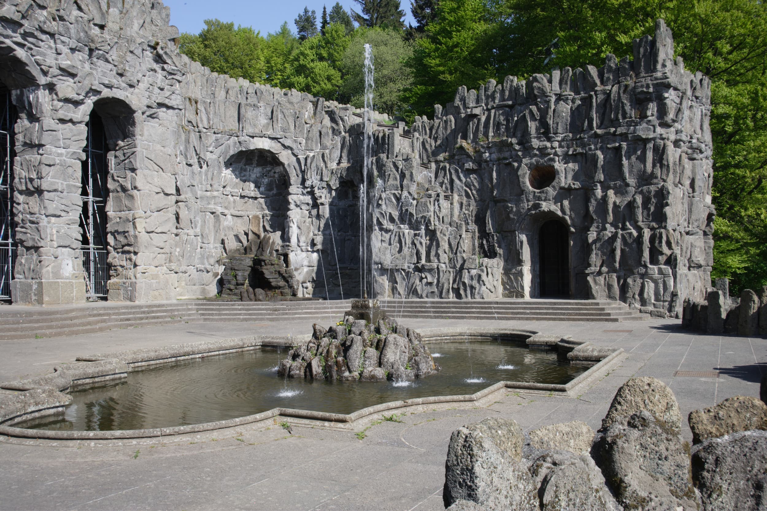 Brunnen, der von steinerner Architektur umfasst ist