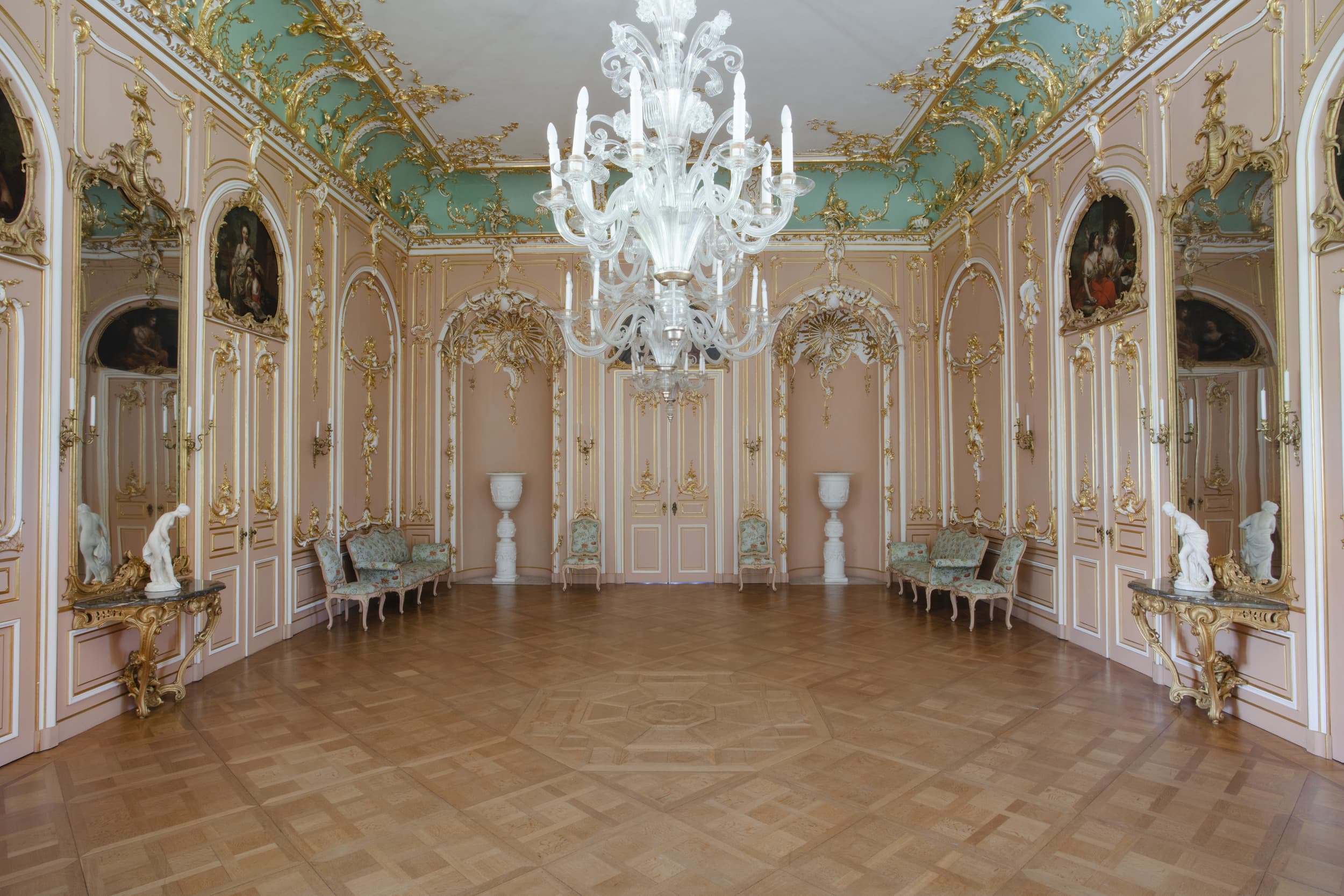 Rosa und grünfarbener Rokoko-Saal mit Goldverzierungenverzierungen und Pakettboden