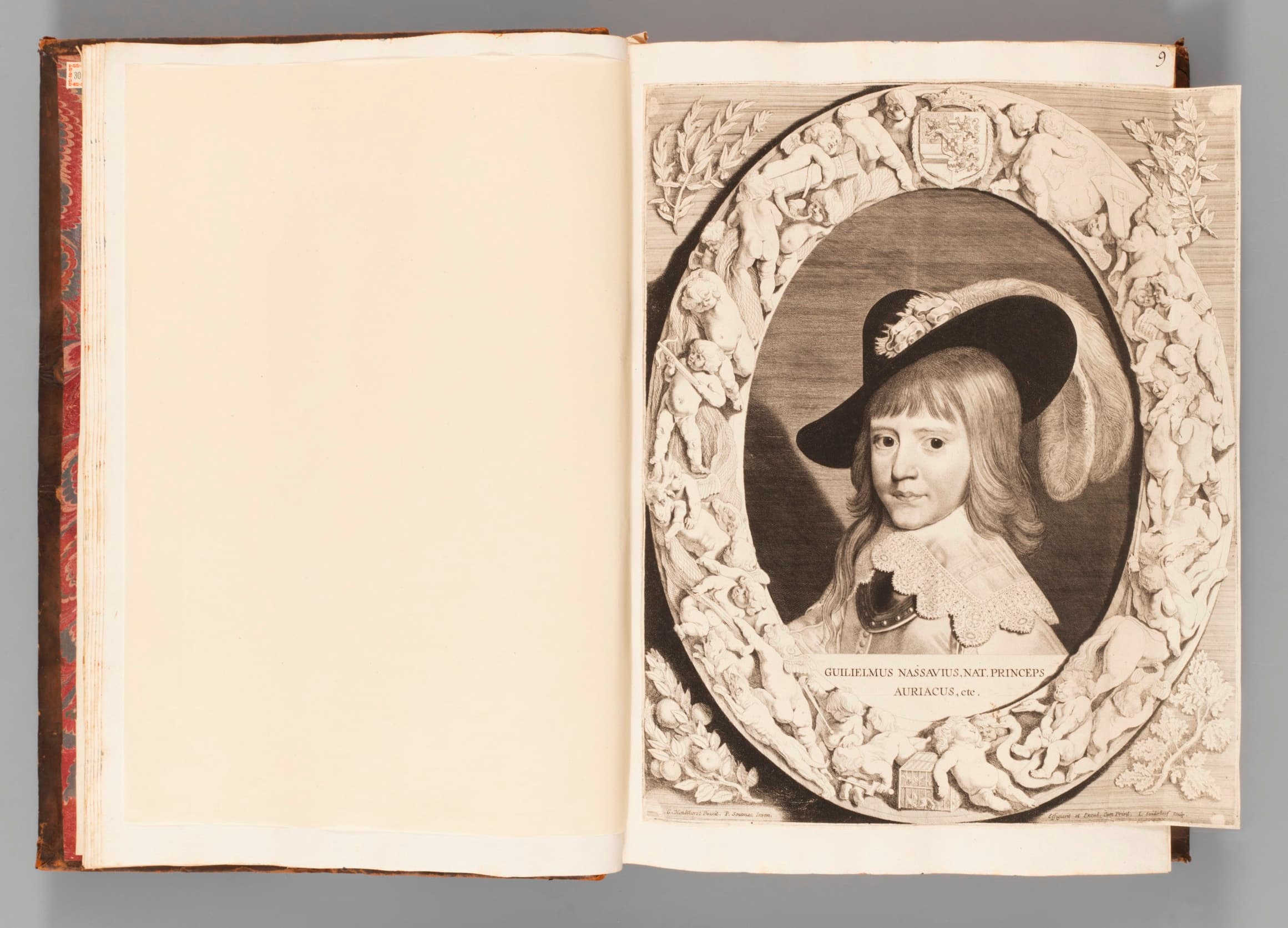 Porträt eines kleinen Kindes mit langen Haaren und großem Hut, umgeben von einem verzierten ovalen Rahmen mit Engeln und dekorativen Elementen.