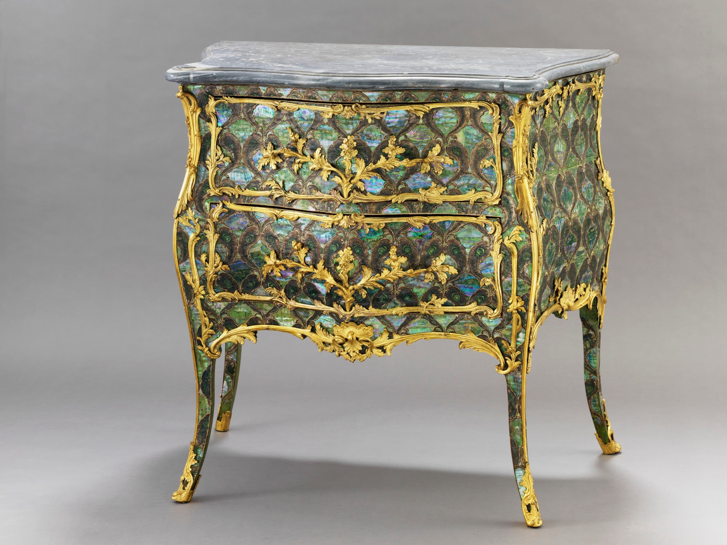 Verzierte antike Kommode mit blau und grün gemusterter Oberfläche, goldenen Blumenakzenten und einer grauen Marmorplatte.