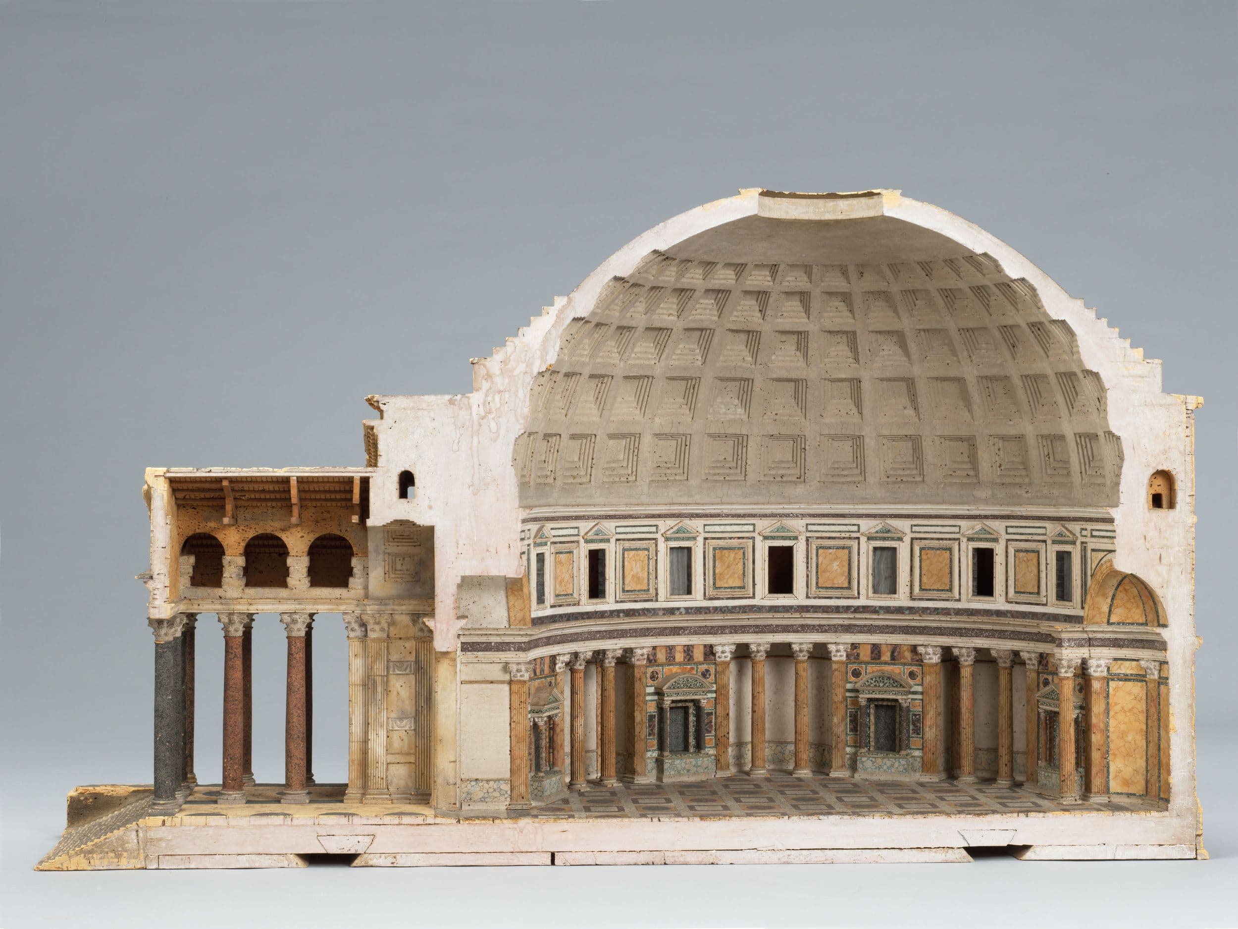 Querschnittsmodell des Pantheons, das die Kuppel, die Säulen und die Innendetails vor einem schlichten Hintergrund zeigt.