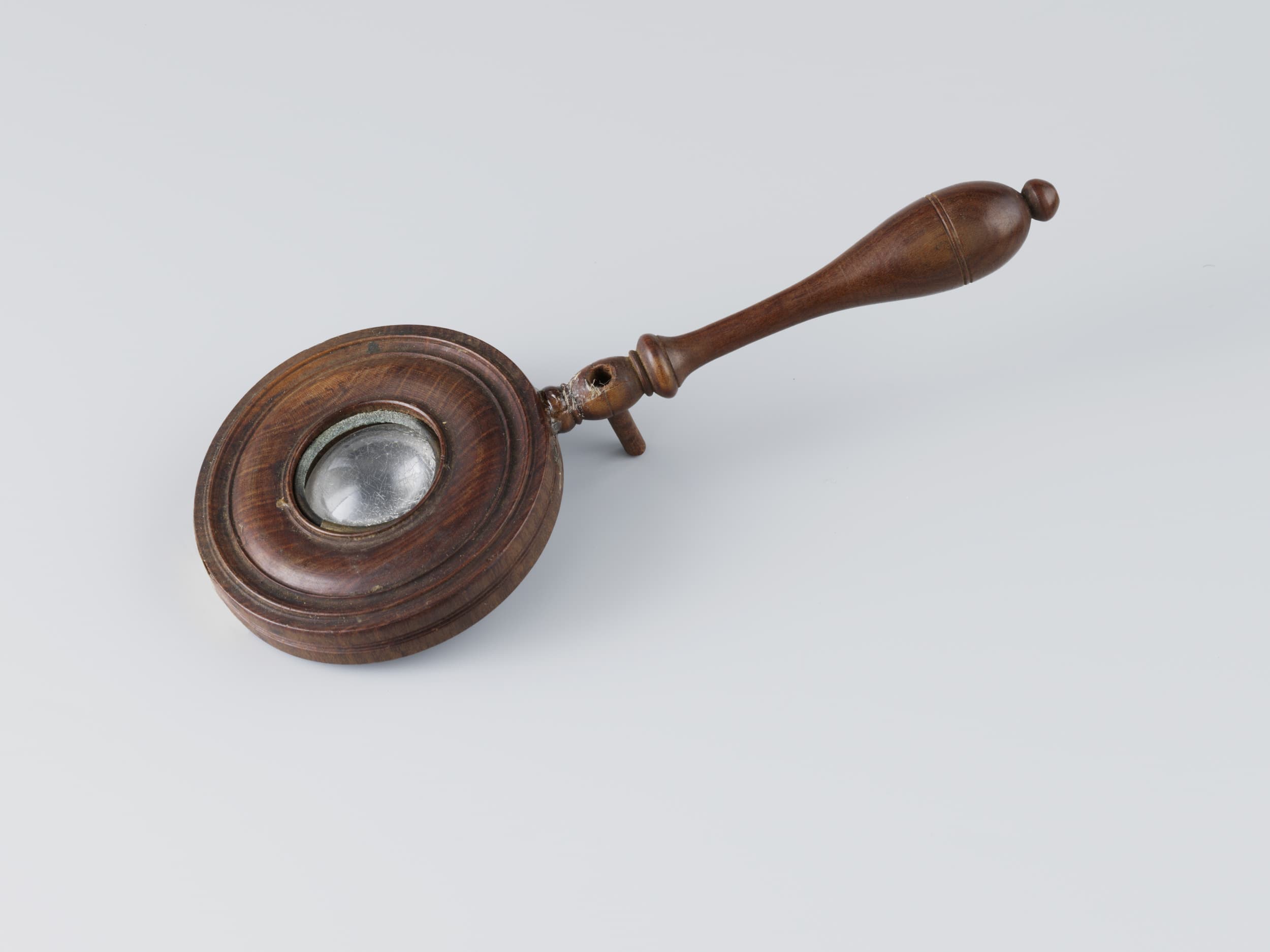 Lupe in Holzhalterung mit Griff