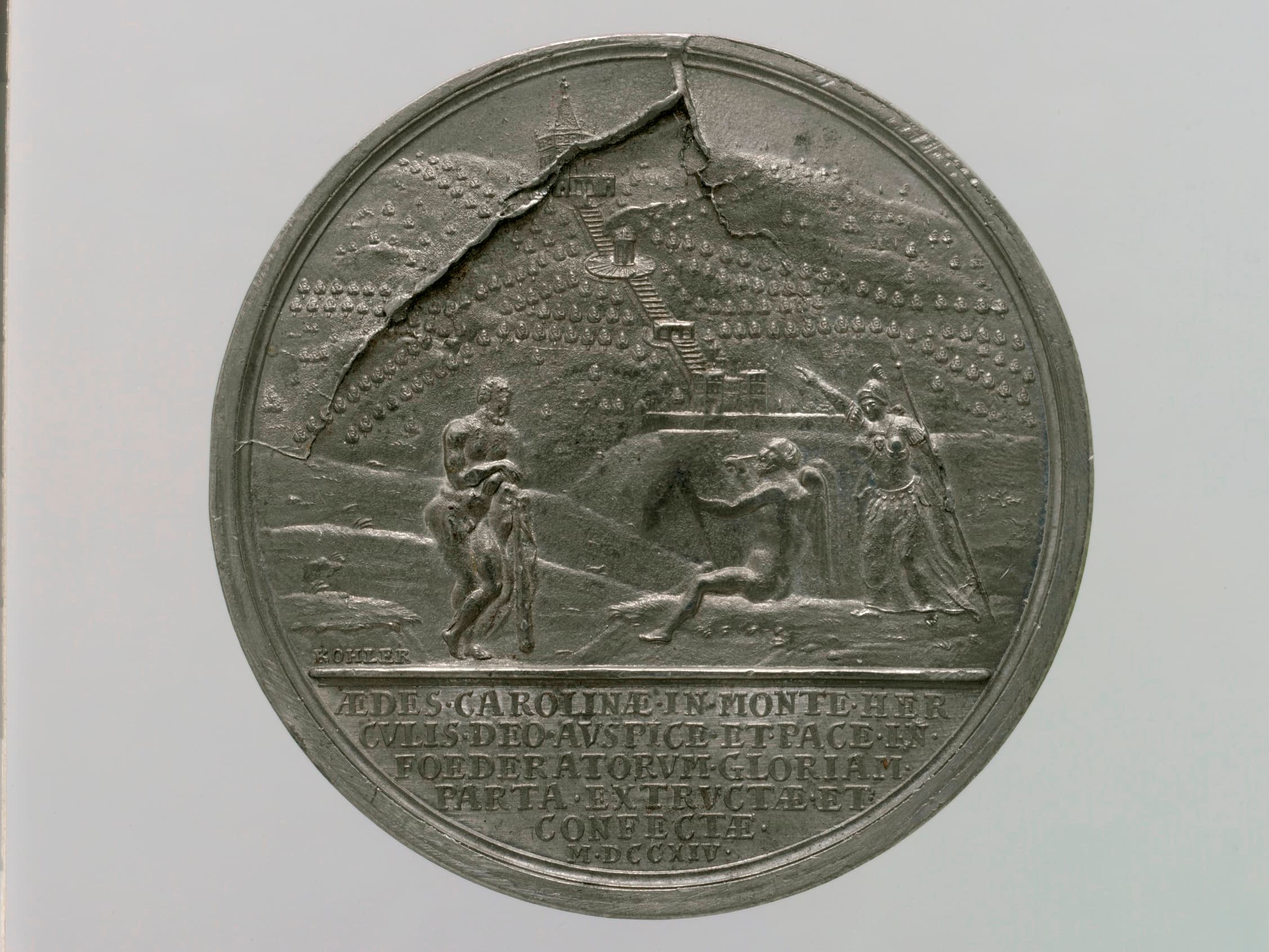 Ein rissiges, graviertes rundes Medaillon, das drei Figuren mit lateinischen Inschriften und einer befestigten Struktur im Hintergrund darstellt.