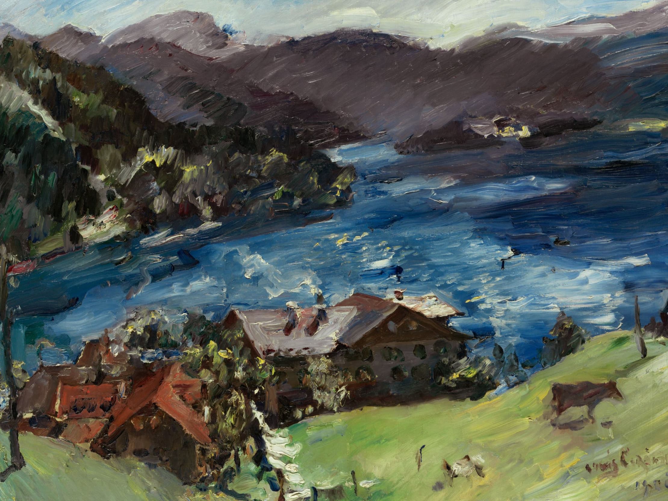 Impressionistisches Gemälde eines ruhigen, von Bergen umgebenen Sees mit Häusern und Bäumen im Vordergrund unter einem strahlend blauen Himmel.