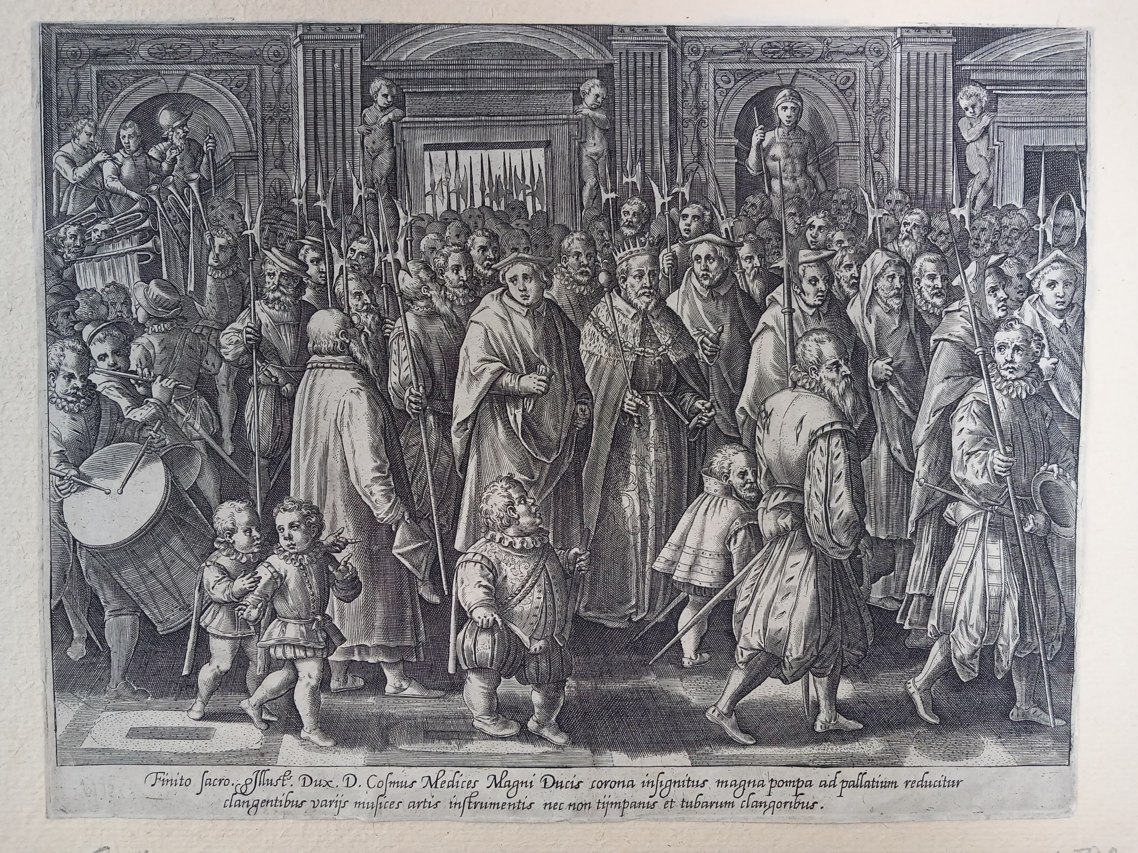 Ein detaillierter Stich, der eine dicht gedrängte mittelalterliche Prozession mit Geistlichen, Adligen und Musikern vor einem kunstvollen architektonischen Hintergrund darstellt.
