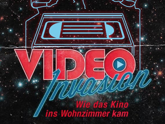 Poster im Retro-Stil mit dem Text „VIDEO Invasion“ und dem Umriss einer VHS-Kassette vor einem Sternenhimmel. Deutscher Text unten.