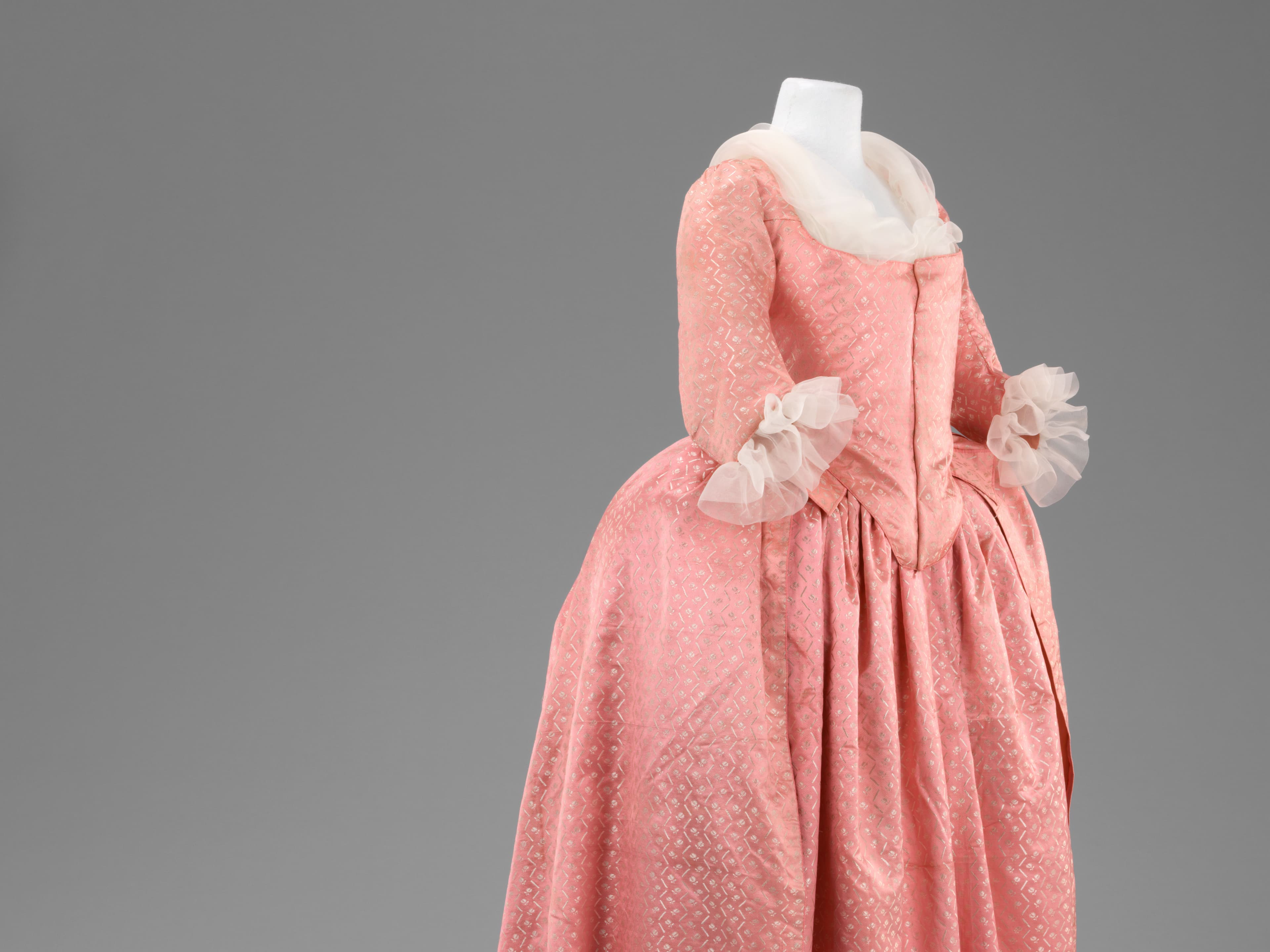 Figurine with a pink robe à l'anglaise