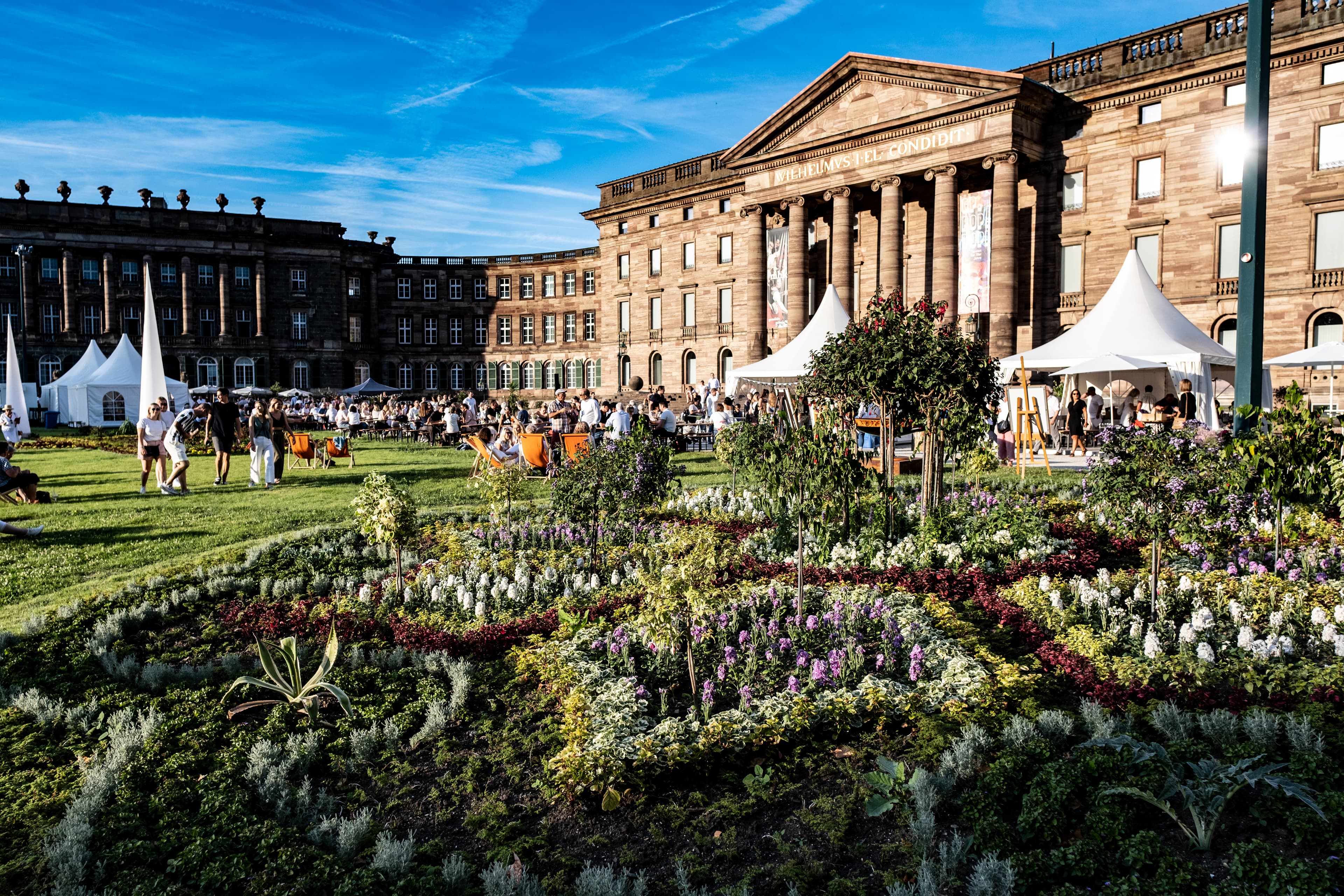 Blumen und Bäumchen im Beet vor Schloss Wilhelmshöhe.