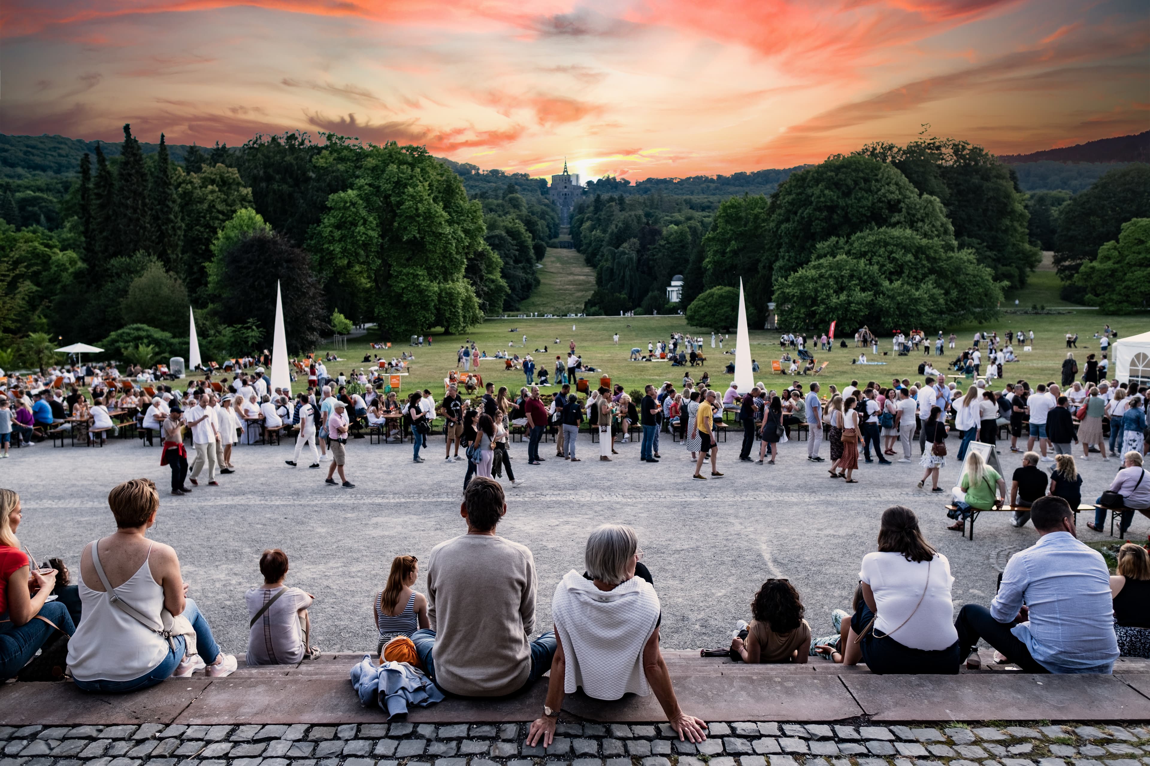 Sonnenuntergang hinter dem Herkules während der Weißen Nacht.