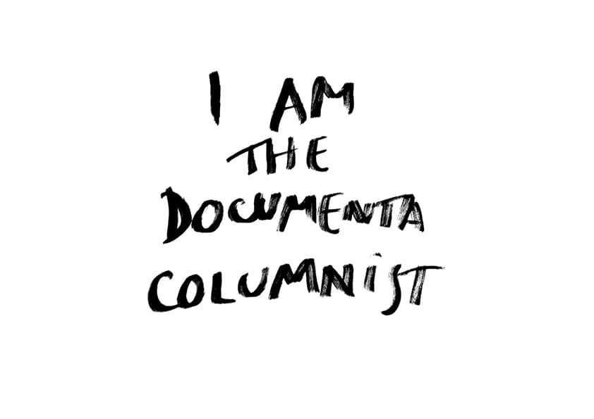 In fettem, schwarzem Text auf weißem Hintergrund steht in handgemaltem Stil „ICH BIN DER DOCUMENTA-KOLUMNIST“.