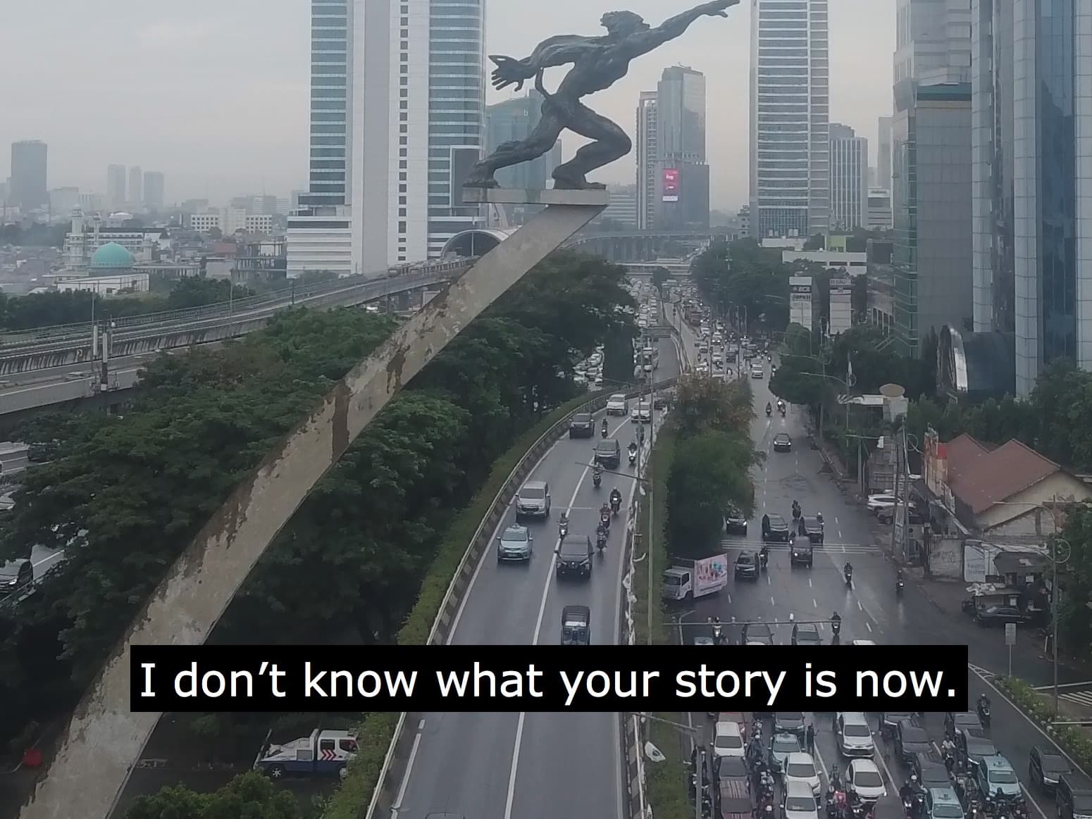 Verkehr in einer Großstadt, mit Schriftzug "I don't know what your story is now."