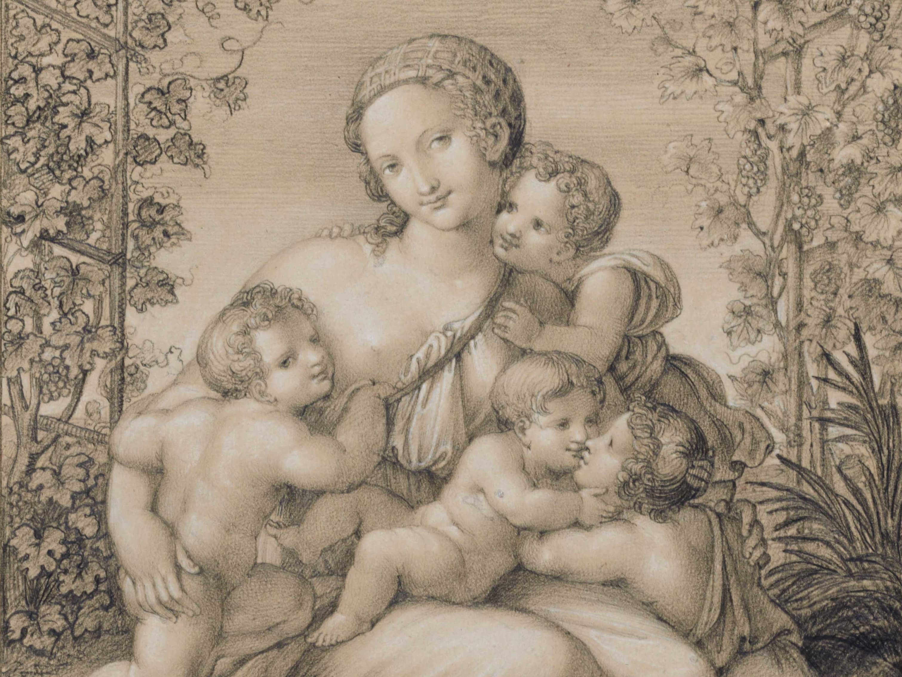 Ein sepiafarbenes Kunstwerk einer Frau, umgeben von vier engelsgleichen Kindern in einer Gartenkulisse, mit Weinreben und Laub im Hintergrund.