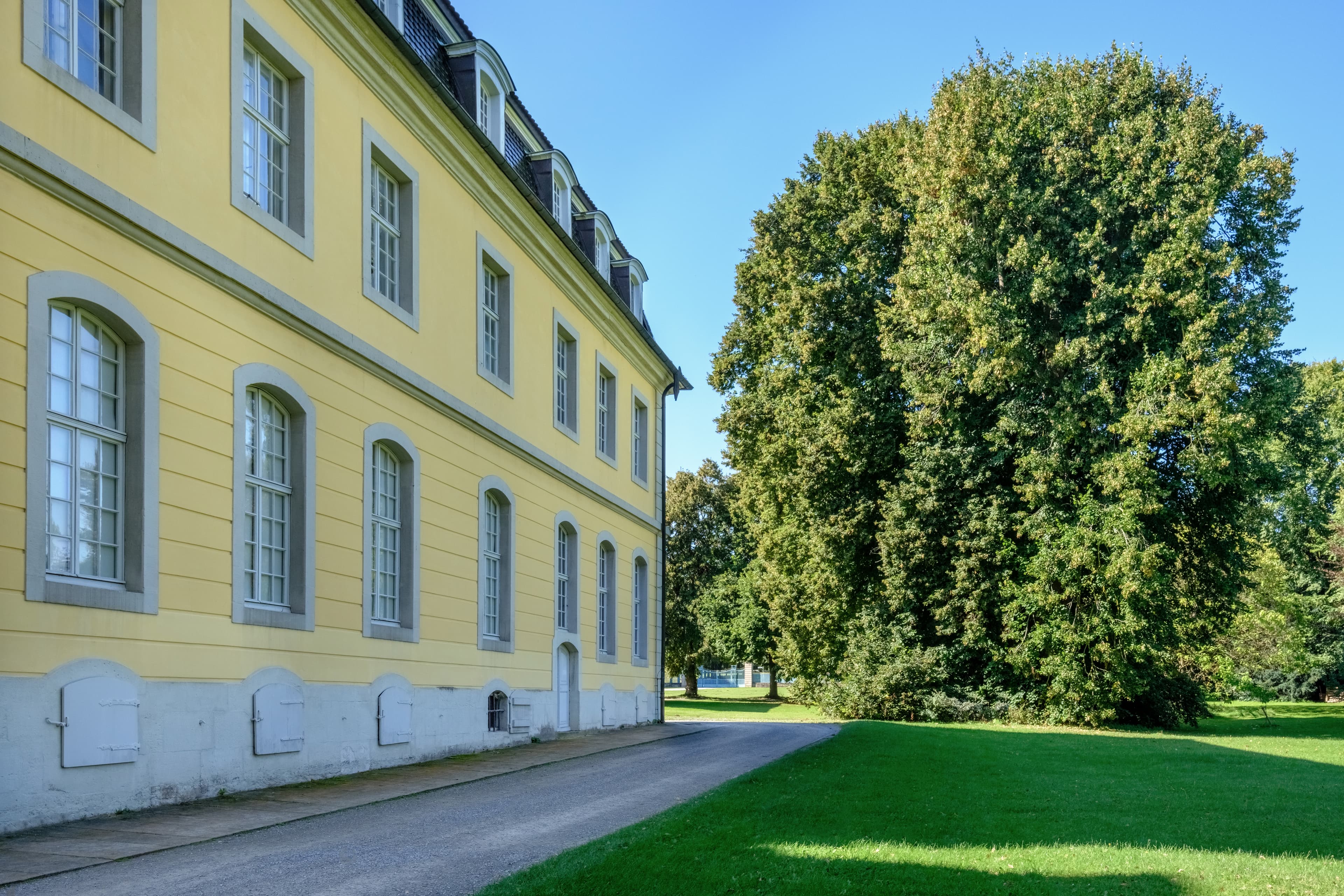 Kirchflügel von Schloss Wilhelmsthal mit Wege- und Rasenfläche
