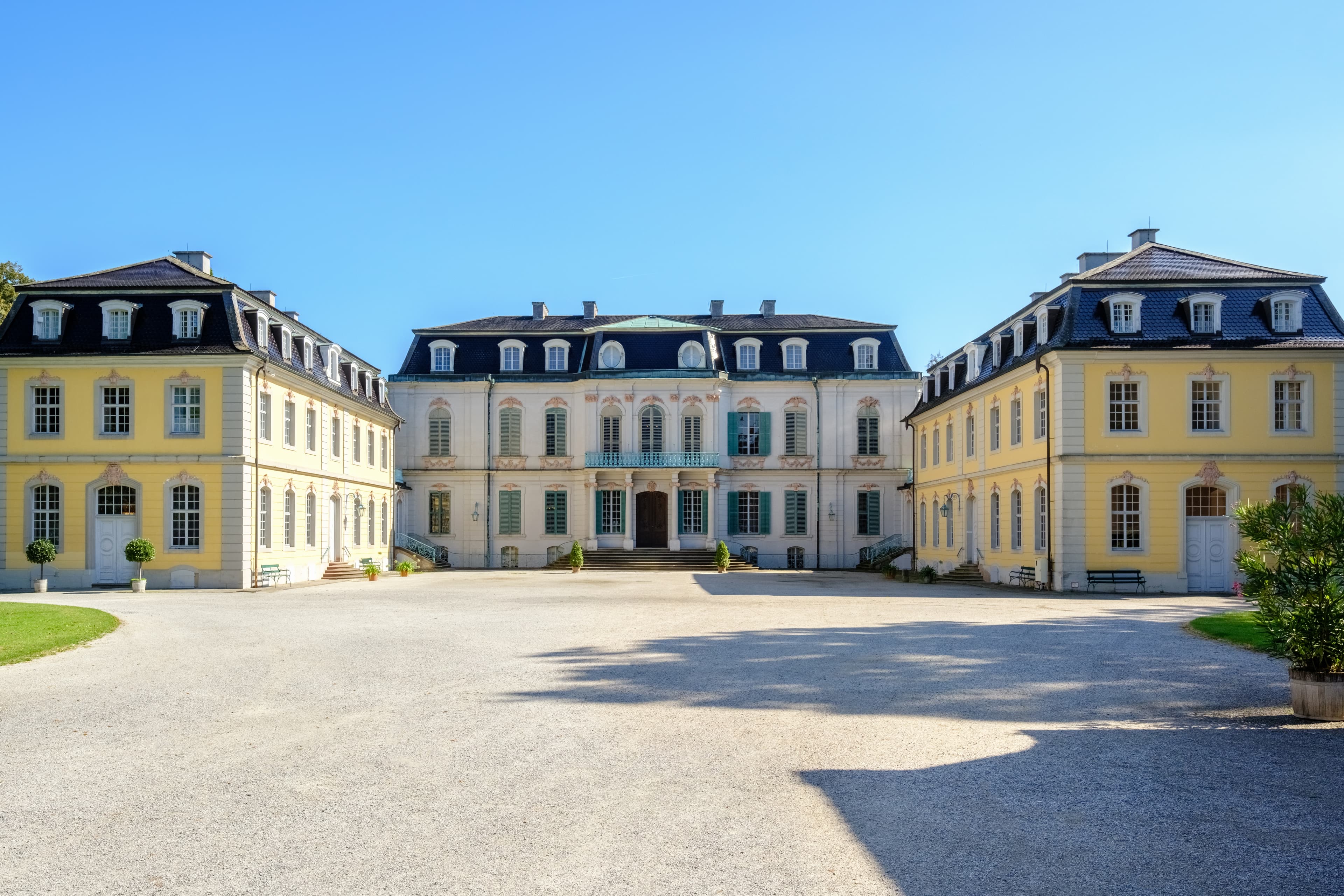 Schloss Wilhelmsthal mit Ehrenhof und Seitenflügeln